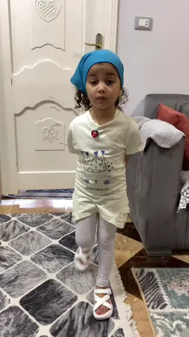 ‏محمود محتاجه فلوس يا حبيبي ❤️🥰 #مكه_و_محمووود❤️🥰 