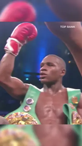 A Masterclass in Atlantic City 👑 Floyd Mayweather officially reached the top of the super lightweight division by defeating Arturo Gatti to claim the WBC world title. 📆 June 25, 2005 #floydmayweather  #arturogatti 