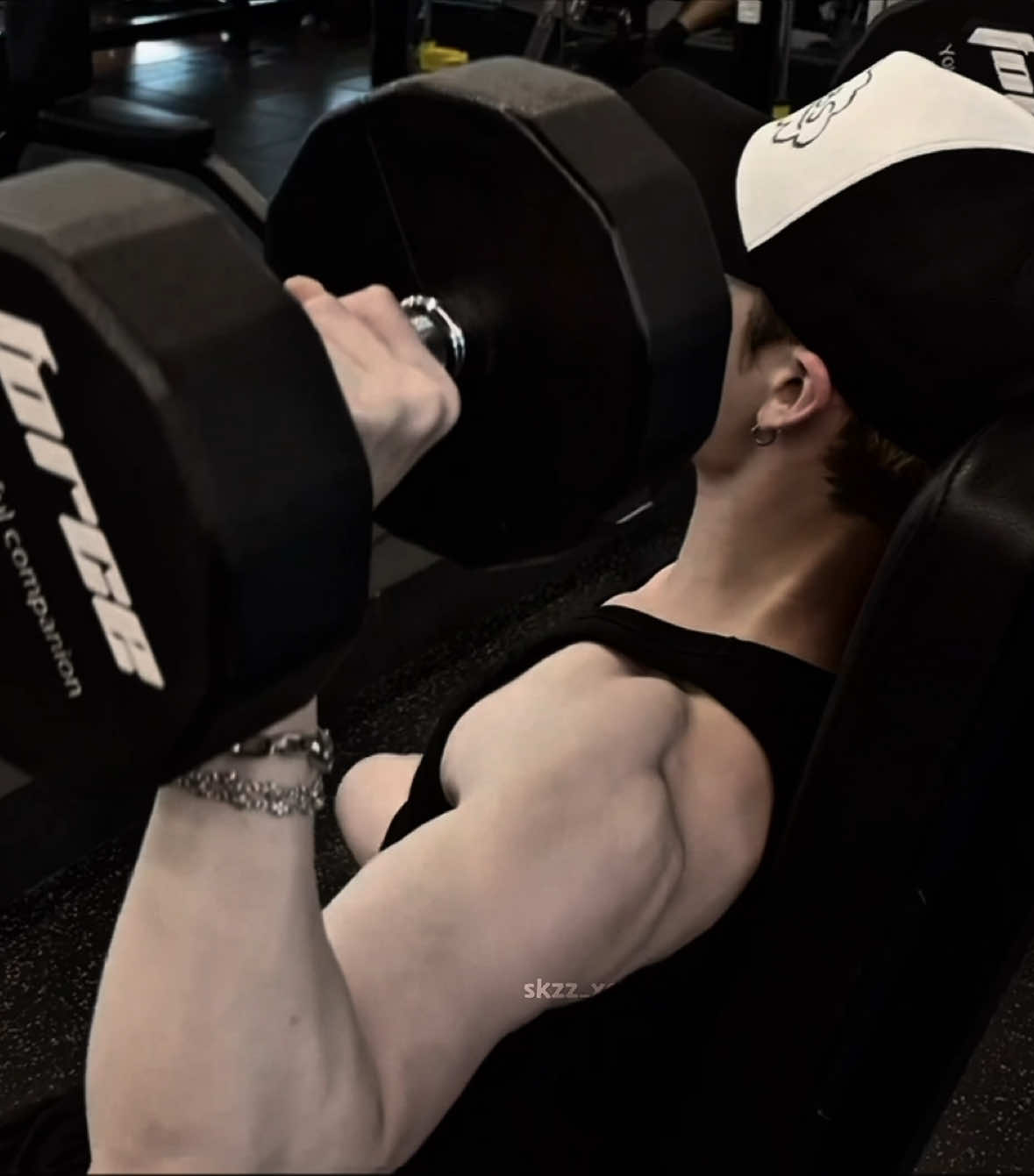 #BANGCHAN || HIS HAIRJEJEJDJSJHEHDJD also casually lifting 110lbs okay totally cool abt that 😁 #straykids #straykidsedit #bangchanskz #bangchanedit  scp: @𝘮𝘦𝘭𝘰𝘥𝘺⁸ 