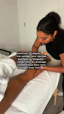 En ce moment, beaucoup de femmes me disent la même chose : “J’ai les jambes lourdes.” “Je gonfle avec la chaleur.” “Je fais énormément de rétention d’eau.” Et c’est totalement logique. Avec la canicule, les vaisseaux se dilatent, la circulation ralentit et les fluides ont plus de mal à circuler correctement. Résultat : gonflement, sensation de lourdeur, inconfort. Le drainage lymphatique aide à stimuler la circulation et à relancer le système lymphatique pour retrouver plus de légèreté. Ton corps travaille déjà beaucoup pour s’adapter à la chaleur. Aide-le. 🌸🌿