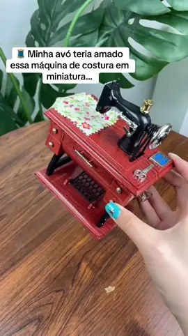🧵Para quem ama peças únicas e cheias de história! Essa caixinha de música máquina de costura retrô traz um visual clássico, movimento realista e pode ser usada como objeto decorativo ou lembrança especial #colecionadores #EstiloRetrô #TikTokAchados