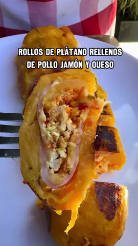 ROLLOS de PLÁTANO maduro rellenos de jamón queso y pollo 🔥🤤 Ingredientes  -3 plátanos maduros -1 pechuga   -jamón  -queso mozzarella  Guiso  -1/2tomate  -1/2 pimentón  -1 rama de cebolla larga  -ajos al gusto  -sal  #viral #colombia #FoodTok #Recipe #food 