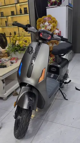 V1 plus… dòng xe thương hiệu khoẻ bền  - Phanh Đĩa  - Số Lùi -Nút.Điều Chỉnh 3 Tốc Độ - Chạy 60/80km cho một lần sạc  ✅Xe không cần bằng lái  ✅ phù hợp mọi lứa tuổi  ✨ Hàng sẵn giao ngay toàn quốc __________________________   𝐗𝐄 Đ𝐈𝐄̣̂𝐍 Vĩnh Phúc  ✨  ✦ Cửa Hàng 𝐱𝐞 đ𝐚̣𝐩 đ𝐢𝐞̣̂𝐧 41 điện biên phủ - 28 nơ trang long eahleo daklak