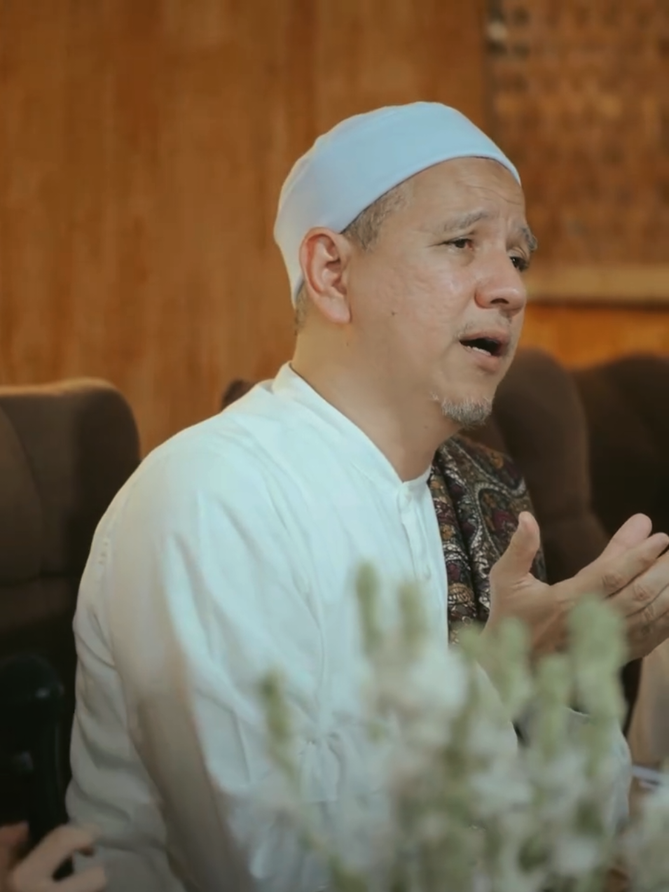 يَامُكَرَّمْ يَا مُمَجَّدْ يَا مُؤَيَّدْ بِالشَّفَاعَةْ 🥹🤲 #habibnovelalaydrus #sholawat #khobbiri #sholawatan_yuk #jumatberkah  @Habib Novel Alaydrus 