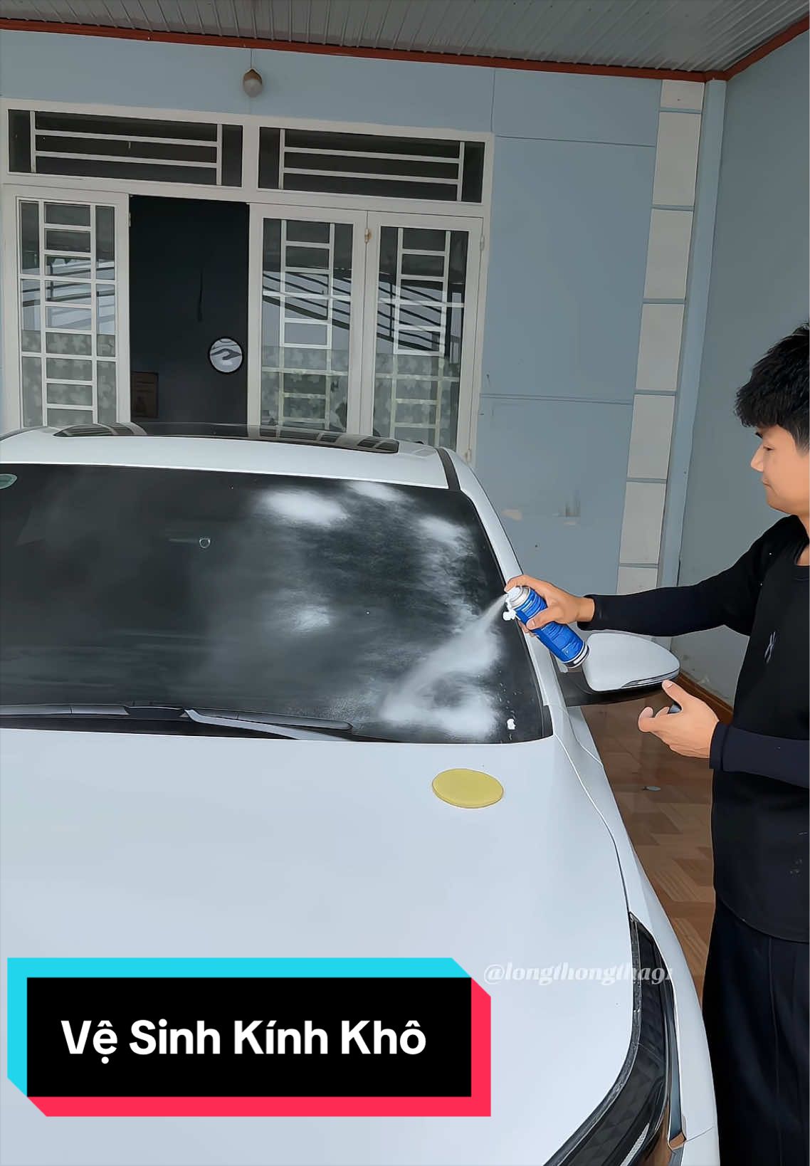 Chai xịt vệ sinh kính khô, xử lý màng dầu ố kính mà không cần dùng nước #vesinhkinhoto #taymangdauoto #chamsocxe #phukienoto #longthongtha 