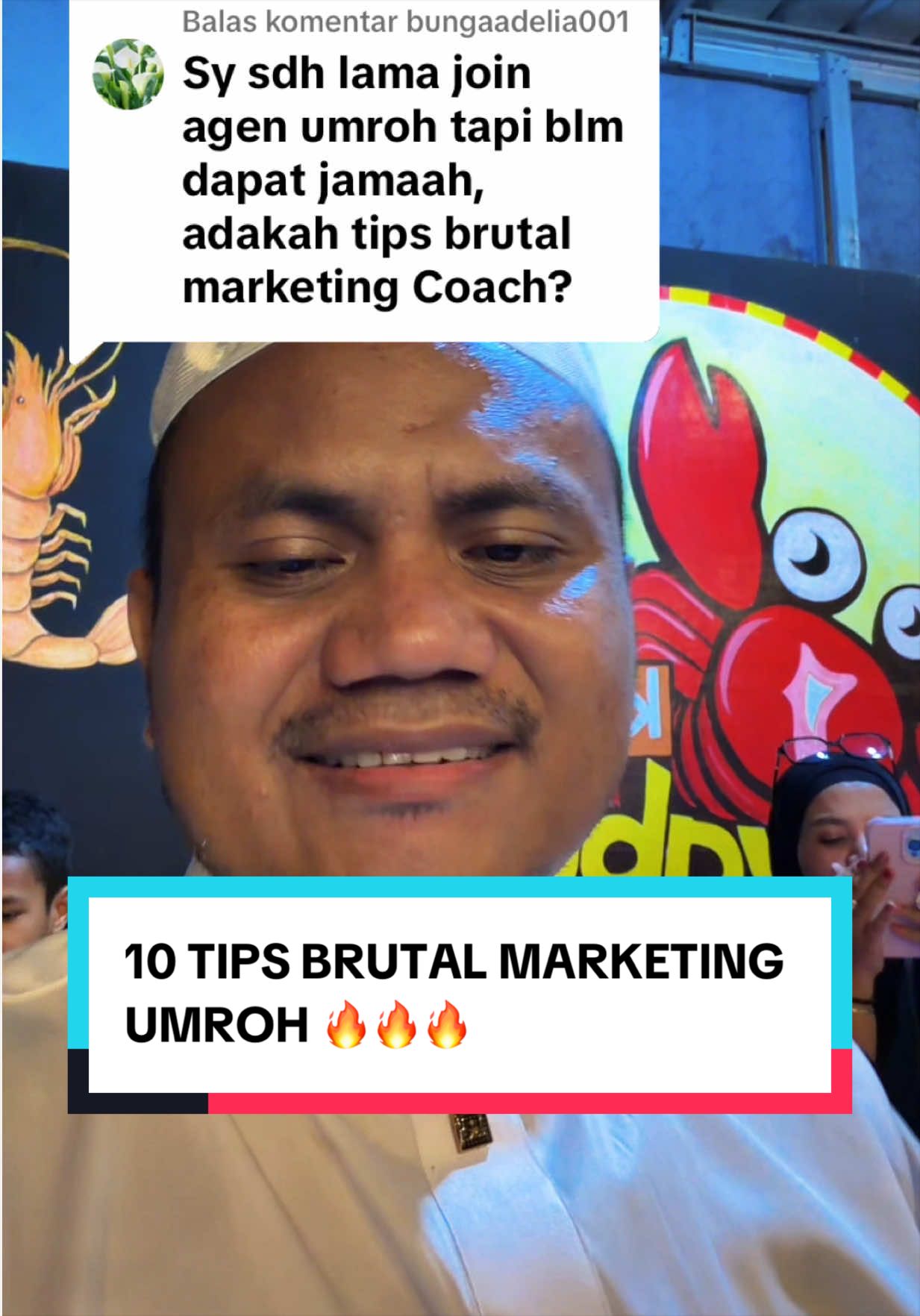 Membalas @bungaadelia001 Ada, Kalau yang dimaksud “brutal” adalah sangat agresif dalam bekerja, tetapi tetap halal, etis, sopan dan profesional, maka berikut beberapa tips yang bisa diterapkan oleh marketer umroh: ✅ 1. Jangan menunggu calon jamaah datang.  Datangi mereka setiap hari. Silaturahmi ke rumah, masjid, pengajian, kantor, komunitas, dan acara2 di masyarakat. ✅ 2. Posting konten setiap hari.  Edukasi tentang umroh, testimoni jamaah, tips ibadah, aktivitas lapangan, hingga menjawab pertanyaan yang sering muncul. ✅ 3. Perbanyak bertemu orang baru.  Semakin banyak orang yang mengenal Anda, semakin besar peluang mendapatkan jamaah. ✅ 4. Follow up tanpa bosan.  Banyak calon jamaah berangkat bukan pada kontak pertama, tetapi setelah beberapa kali komunikasi yang aktif dan konsisten. ✅ 5. Kuasai product knowledge.  Pahami paket, fasilitas, jadwal, visa, hotel, maskapai, hingga proses keberangkatan agar mampu menjawab pertanyaan calon jamaah dengan percaya diri. ✅ 6. Bangun personal branding.  Jadilah orang yang dikenal sebagai “Tour Leader Umroh”, atau “Ustadz Umroh”, atau “Coach Bisnis Umroh”, dll…  artinya jadi “tempat bertanya tentang umroh”, bukan hanya dikenal sebagai penjual paket umroh. ✅ 7. Minta referensi dari setiap jamaah yg pulang umroh Setelah ada jamaah yang puas, mintalah mereka mengenalkan keluarga, teman, atau tetangganya. ✅ 8. Jangan hanya mengandalkan media sosial.  Kombinasikan promosi online dengan syiar offline, bertemu langsung dengan masyarakat. ✅ 9. Miliki target harian.  Misalnya:     * 20 orang dihubungi.     * 5 follow up * Atau klo Online: LIVE berapa jam, dan * ⁠Konten berapa video, dll… ✅ 10. Konsisten dalam jangka panjang.  Marketing umroh adalah maraton, bukan sprint. Berproses bukan instant. Orang yang terus bergerak setiap hari biasanya akan memperoleh hasil lebih besar dibanding yang hanya semangat sesaat. Demikian, semoga bermanfaat, ayo follow akun ini untuk menjadi Agen Umroh Sukses! 🕋🥰 #mhu#mhua#travelmhun#ownertravelmhua#coachabamaherachbisnisumroh