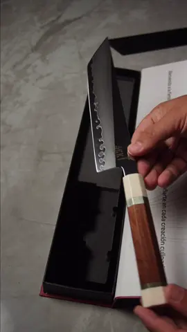 Aún no tienes un Sakimaru ?? no está hecho para cualquiera. ⚔️ 🔪 Punta ultra precisa para cortes de detalle. 🐟 Ideal para pescado, sushi y acabados finos. ⚡ Deslizamiento limpio y control absoluto. 🎯 Elegancia japonesa con desempeño profesional. ¿Ya tienes un Sakimaru en tu colección? #SEKIKnives #RespectTheEdge #LaTribuDelFilo #CraftedForChefs