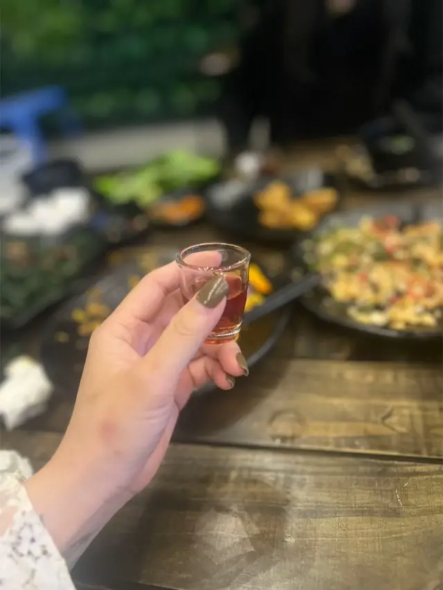 Cái giá của sự cố chấp, đôi khi nó đắt lắm.. Nó không chỉ là nước mắt, mà còn là cả một đoạn thanh xuân tan nát. Nhưng thôi, đừng trách ai cả, cũng đừng trách mình nữa. Hãy xem như đây là một bài học đặt giá mà cuộc đời đã dạy cho em. Bài học về sự trưởng thành. Khóc cho cạn đi, rồi ngày mai, hãy đứng dậy và bươc tiếp mạnh mẽ hơn và khôn ngoan hơn em nhé