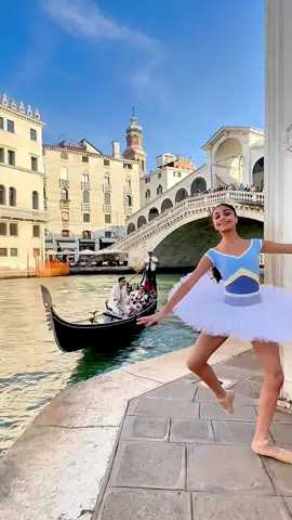This MOMENT was just EPIC😱🥹 She made VENICE even more beautfiul🇮🇹😍🧑‍🩰🩰  #venice #saraperchetiamo #singing #esteriorebrothers #ballet