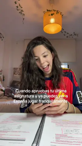 😭 POR FIN he acabado exámenes y ahora sí puedo disfrutar del partido de España sin sentir que debería estar estudiando⬇️ Y la verdad es que este año se me ha hecho mucho más llevadero gracias a @proxus.es 🤝🏼 ✨ Resume mis apuntes con lo más importante 🎧 Convierte el temario en podcasts o monólogos para estudiar en cualquier momento. 🧠 Crea flashcards para memorizar mucho mejor. 📝 Genera tests y ejercicios tipo examen para practicar 🕢 Tiene una opción Pomodoro para ayudarte a no cansarte tanto  Este año he dejado de estudiar solo memorizando y he empezado a entender el temario de verdad. Ahora que lo entiendo, disfruto mi carrera mucho más y hasta el año que viene que toca disfrutar del Mundial con la conciencia tranquila❤️ #universidad #StudyTips #examen #studytok #estudiantes 