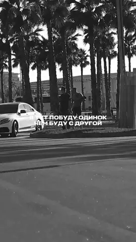 Иногда отпустить — единственный способ не потерять себя. #черныйкадр #музыка #liranov #лепесток #музыкавмашину