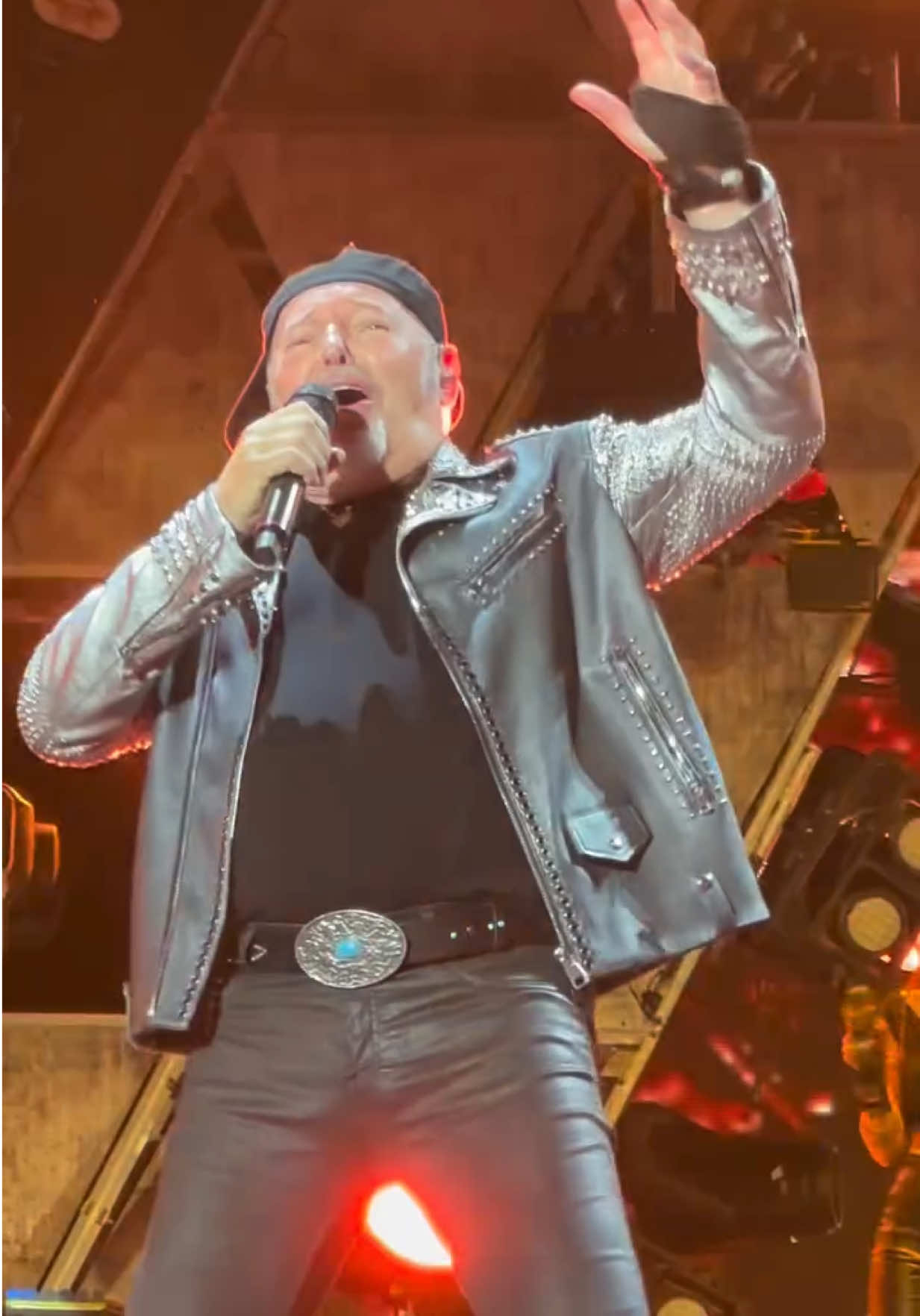Basta Poco ✋🏻 @Vasco Rossi  #vascorossi #live #tour #concerto #musicaitaliana🎶🇮🇹💞💞💞💞 