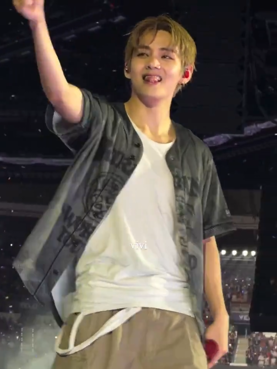 Taehyung BTS World Tour Arirang in Madrid — Day 1 cr: layovantk    #taehyung #bts #bts_worldtour_arirang #taehyung_worldtour_arirang 