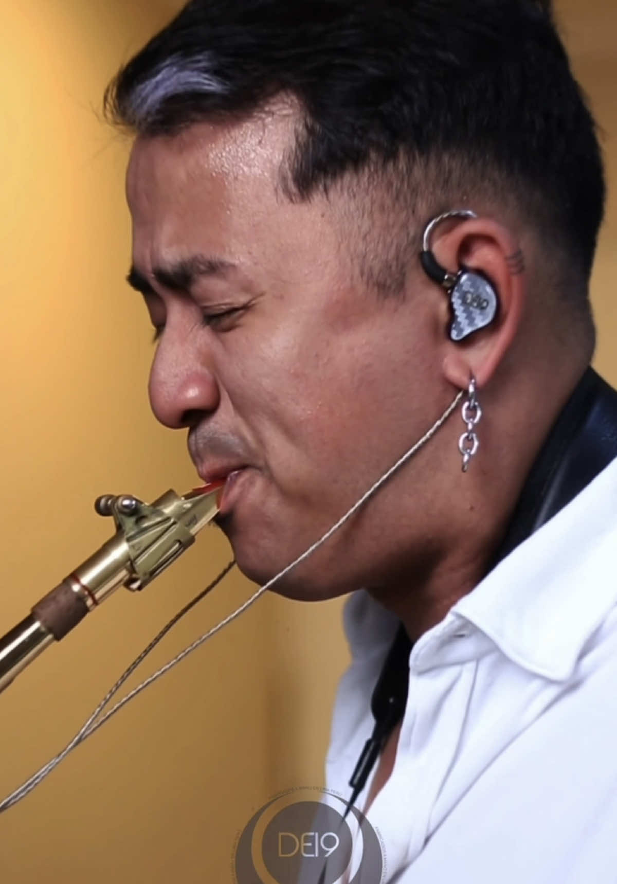 🎤 ¿Para qué sirven los audífonos que usan los cantantes en el escenario? Estos audífonos profesionales, conocidos como In Ears, permiten que los artistas escuchen claramente su propia voz, los instrumentos y las indicaciones del equipo técnico durante una presentación en vivo. Gracias a ellos, los cantantes pueden mantenerse afinados, entrar a tiempo en cada canción, moverse con libertad por el escenario y escuchar una mezcla personalizada sin depender del ruido del ambiente. Además, ayudan a proteger la audición al reducir la necesidad de utilizar volúmenes excesivamente altos en el monitoreo. ✨ Más claridad. ✨ Más control. ✨ Mejor desempeño en cada presentación. Por eso, cada vez más músicos, cantantes y equipos de alabanza eligen utilizar In Ears como parte esencial de su trabajo profesional. 📍 Visítanos agendando tu cita  📲 Pedidos y consultas: +51948634882 #InEars #Cantantes #Musicos #MonitoreoPersonal #AudioProfesional 
