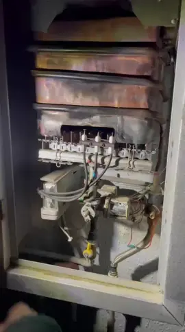 calefónt splendid 10 litros , hollín acumulado en las aletas externas del intercambiador de calor 