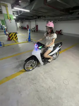 Nhìn em đạp số mãi không được v 