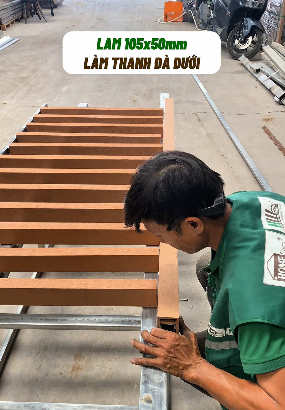 Lan can cầu thang ngoài trời với thanh lam trụ gỗ nhựa PE 1 lớp Hwood. Đặc biệt thanh tay vịn sale còn 88K/M #hwood_việt_nam #gonhuangoaitroi #lamtru #lancan 