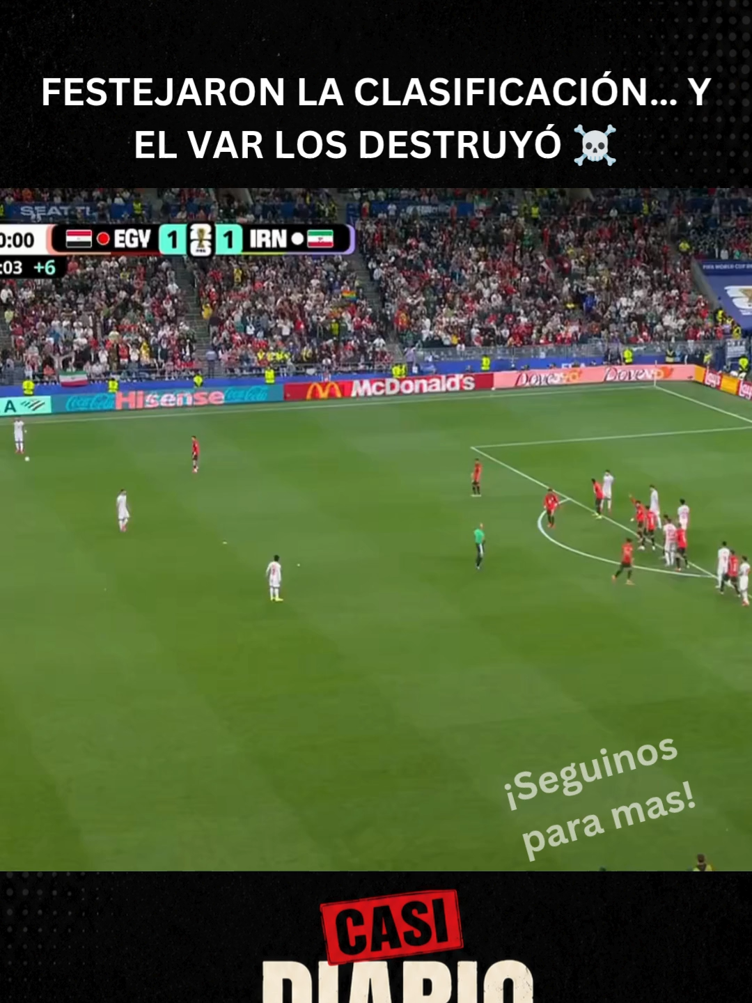 ¡Irán vivió uno de esos momentos crueles que solo el fútbol sabe regalar! ☠️⚽️ En el final contra Egipto, los iraníes creyeron haber marcado el gol que los metía a la siguiente ronda. Hubo festejos, abrazos, fotos y euforia total... ¡pero después llegó el VAR! 🚫📹 El gol fue anulado por offside y todo cambió de un día para otro. Irán terminó empatando 1-1 y ahora su destino depende de otros resultados para ver si clasifica como uno de los mejores terceros. 🌍🤞 Créditos: @therealbuni / transmisión oficial / Reuters. Seguinos para estar al día: @casidiariook #Mundial2026 #Iran #Egipto #VAR #Futbol