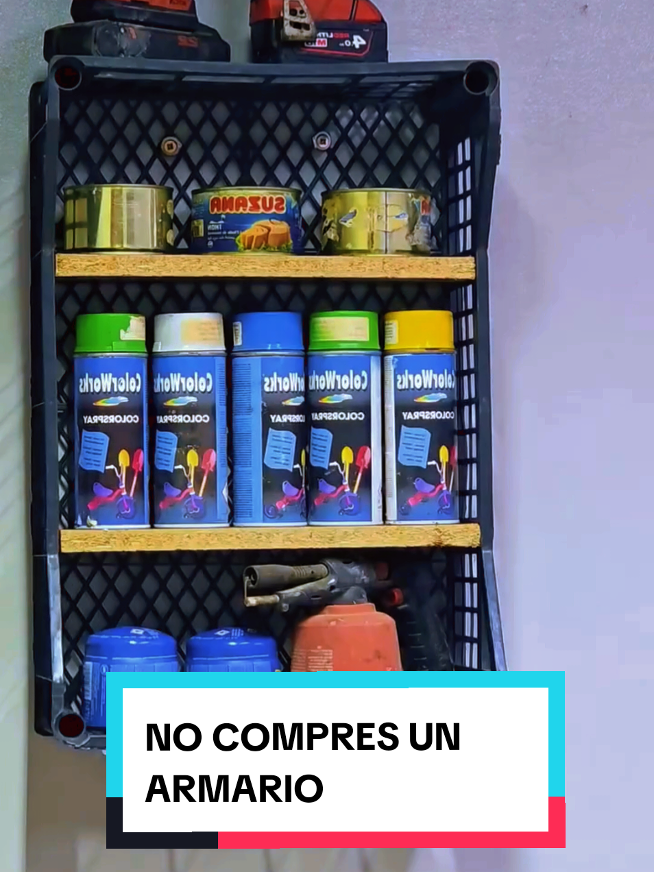¿Quién diría que una simple caja de plástico y dos trozos de madera podrían convertirse en un práctico armario para herramientas? En este video te muestro un proyecto fácil, económico y resistente que puedes hacer en casa con materiales reciclados.  #reciclaje #bricolaje #herramientas #hazlotumismo #DIY 