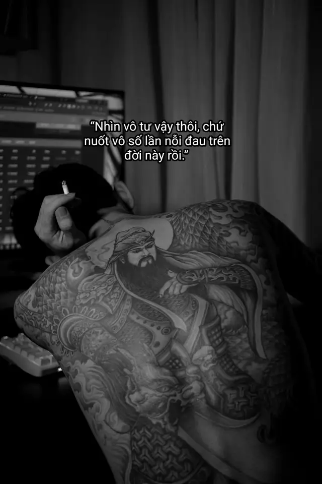 “Nhìn vô tư vậy thôi, chứ nuốt vô số lần nỗi đau trên đời này rồi.” Có những nỗi đau chẳng cần kể, vì kể ra cũng chẳng ai cảm nhận được hết. Thế nên mình chọn cách im lặng, tập cười nhiều hơn, tập sống như thể mọi chuyện đều ổn. Người ngoài nhìn vào cứ nghĩ mình vô tư, vô lo, lúc nào cũng mạnh mẽ. Nhưng chỉ bản thân mới biết đã có những đêm thức trắng, những lần nuốt nước mắt vào trong, và những khoảnh khắc tưởng như không thể bước tiếp. Cuộc đời dạy mình rằng, sau mỗi lần đau là một lần trưởng thành. Không còn dễ tin, không còn dễ kỳ vọng, cũng chẳng còn dễ mở lòng như trước. Những vết thương không biến mất, chỉ là mình học được cách mang chúng theo mà vẫn tiếp tục sống. Bây giờ, nếu thấy mình bình thản trước mọi chuyện, không phải vì mình chưa từng tổn thương. Mà là vì mình đã trải qua quá nhiều nỗi đau để hiểu rằng, có những điều chỉ có thời gian mới chữa lành. Và cũng chính những vấp ngã ấy đã biến một người từng yếu đuối thành một người biết mỉm cười trước giông bão. Nhìn vô tư vậy thôi… chứ mình đã đi qua đủ nhiều nỗi đau của cuộc đời để hiểu rằng, bình yên không phải là không có sóng gió, mà là sau tất cả, mình vẫn đủ mạnh mẽ để bước tiếp. #foryou #fyp #foryoupage #sad 