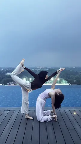 Easy yoga pose for two👭 #yoga 