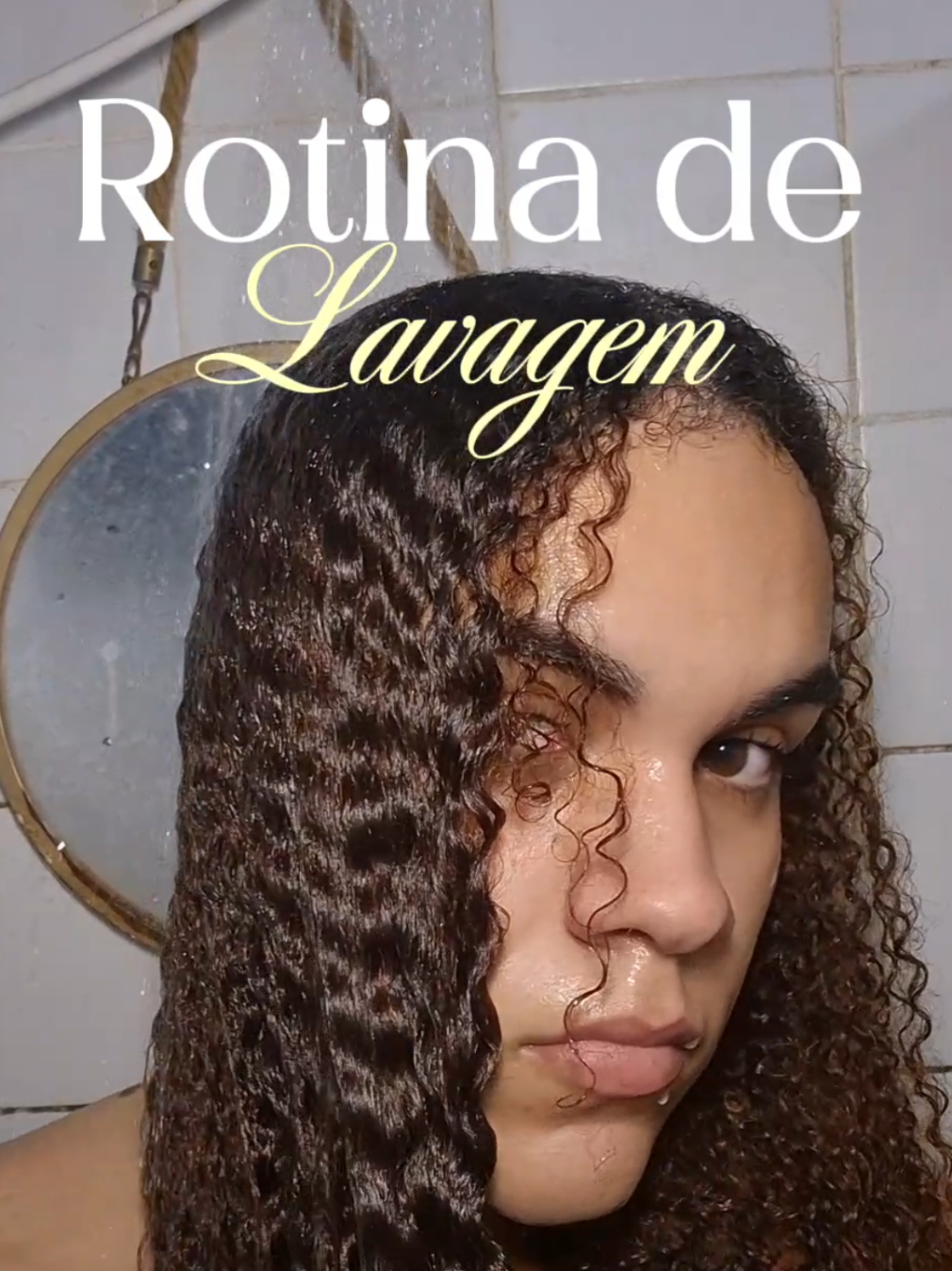 Hoje é dia de lavar o cabelo, e você vai aprender a lavar ele direito !!!! #creatorsearchinsights #cabelocacheado #cabelocrespo #viral #washroutine 