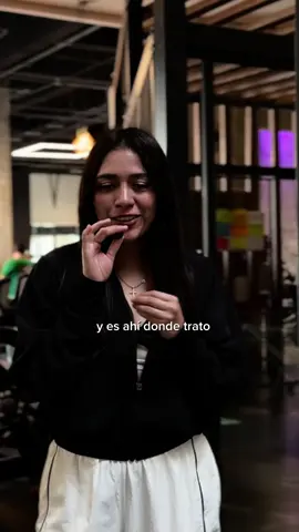 Romanos 12:8 Si tu don consiste en animar a otros, anímalos. Si tu don es dar, hazlo con generosidad. Si Dios te ha dado la capacidad de liderar, toma la responsabilidad en serio. Y si tienes el don de mostrar bondad a otros, hazlo con gusto.