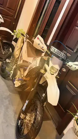 පැත්තෙ තියෙන ලස්සනම සුදුපාට Bike 2 🥹🤍 #yamaha #wrx250 #dtracker #supermoto #highcapacitysrilanka🇱🇰 