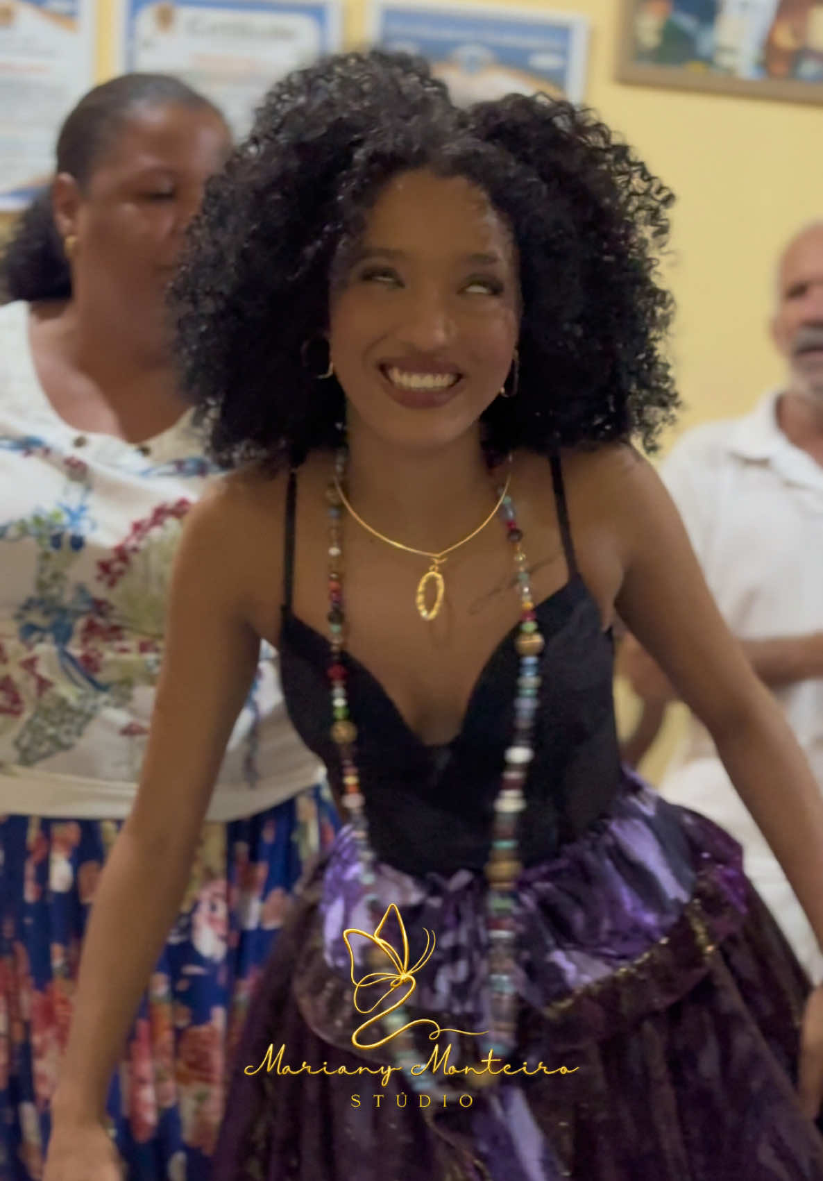 Pombagira Menina dança onde muitos choram, porque sabe que a vida renasce quando a alma volta a sorrir… Que sua luz ensine a viver com autenticidade, protegendo os caminhos daqueles que caminham com respeito, fé e verdade. Laroyê Pombagira Menina! 🌹 . . 👤| @Ju_M  🏠| @fraternidadesaogeronimo  . . #pombagira #macumbaprairprofy #pombagiramenina