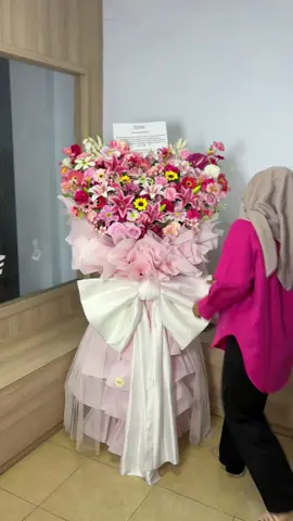 Siapa lagi wanita beruntung itu? 🫵🏻🥹 siapa juga yg kebal when yaa? #floristmalang #standingflower #tokobungamalang #flafiaflorist 
