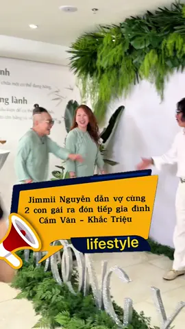 Jimmii Nguyễn dẫn vợ cùng 2 con gái ra đón tiếp gia đình Cẩm Vân - Khắc Triệu tại DDoong Y #jimmiinguyen  #camvan #DDOONGY #duongsinhduongsac #SoftOpening