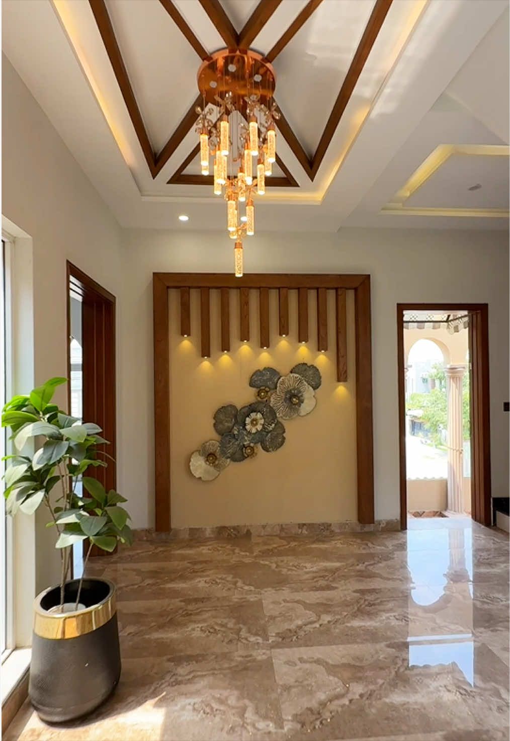 🏡 12.5 Marla Corner Spanish House for Sale Bahria Town Lahore Call Now For More Details 03135268445 ✨ Prime Location: ✅ Corner House ✅ Near Park ✅ Near Mosque ✅ On Main Boulevard ✅ Close to Safari Mall ✅ Near Bahria Town School Features: ✔️ 5 Spacious Bedrooms with Attached Bathrooms ✔️ 2 TV Lounges ✔️ 2 Modern Kitchens ✔️ 1 Elegant Drawing Room ✔️ Double Unit House ✔️ Beautiful Terrace ✔️ 2-Car Parking ✔️ Modern Spanish Elevation with Premium Finishing 💰 Demand: PKR 7.50 Crore #houseforsale #lahore #bahriatown #luxury #realestate 