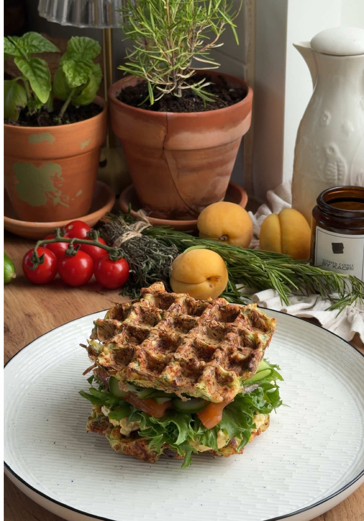 Можно я не буду говорить, на сколько это божественно 🤩 вкусно и сытно, идеальный завтрак 🔥🔥🔥 Для кабачковых вафель: * Молодой кабачок — 1 шт. * Мука — 2 ст. л. * Твердый сыр (тертый) — 40 г * Свежий укроп — небольшой пучок * Соль, перец — по вкусу Для начинки и крема: * Отварные яйца — 2 шт. * Творожный сыр — 1,5 ст. л. * Майонез — 1 ч. л. * Горчица — 1 ч. л. * Слабосоленый лосось — 50 г * Свежий огурец  * Листья салата Готовим: 1. Кабачок натираем на крупной терке. Солим и оставляем на пару минут. Тщательно отжимаем руками всю лишнюю жидкость — это главный секрет хрустящей корочки вафли. 2. Добавляем к отжатому кабачку муку, рубленый укроп, тертый сыр, соль и перец по вкусу. Перемешиваем. 3. Выкладываем массу в разогретую вафельницу. Выпекаем до уверенной золотистой корочки. Чтобы вафли не размякли, слегка остудите их на решетке. 4. Соус-крем. Отварные яйца разделяем на белки и желтки. Желтки разминаем в крем с горчицей. Белки мелко рубим ножом. Смешиваем в пиале с творожным сыром, майонезом и желтковым кремом до однородной пастообразной текстуры. 5. Берем первую вафлю-основу. Обильно смазываем пикантным яичным кремом. Выкладываем сверху хрустящий лист салата, нежные ломтики лосося и тонкие слайсы огурца. Накрываем второй теплой вафлей. Приятного аппетита! #готовка #рецепт #простойрецепт #завтрак #пп 