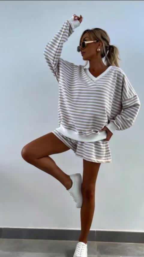 Striped Loose-Fit Hoodie and Shorts Matching Casual Lounge Set Women's, Casual Lazy Style with V Neck Design and Faux Layering, Perfect for Fashionable Outings and Commuting 