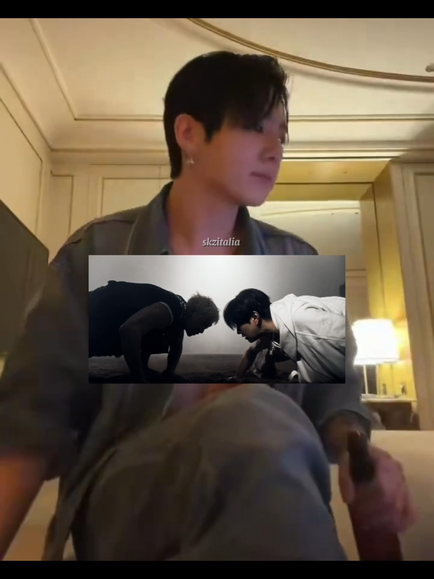 STAYs! Durante la sua ultima live su Weverse, Jungkook dei BTS ha reagito al music video di “RUN IT”, il nuovo singolo degli Stray Kids! 🏁 Nel corso della diretta ha anche menzionato Felix e Bang Chan. Parlando di quest’ultimo, ha detto che gli piacerebbe davvero rivederlo, ma che purtroppo è sempre molto impegnato 🥹 ©️traduzione 🇮🇹 a cura di skzitalia 🏁 PRE-SALVA “THIS & THAT” ORA! Stray-Kids.lnk.to/THISANDTHAT #straykids #bts #jongkook #skz #fyp 