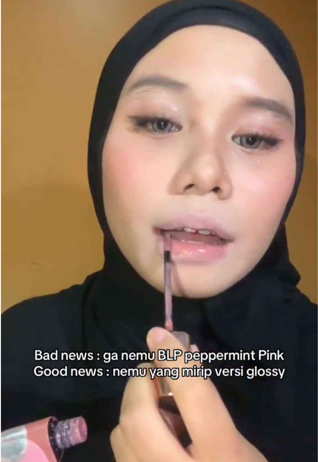 MIRIP GAkSIH? pls blg mirip soalnya aku ngerasanya gitusih.. mirip blp pepermint pink tapi versi glossy nya  karena ini sama sama warna milky pink!! 💋 btw yang aku pake wardah glasting shade peony gleam yah#blpbeauty #blppeppermintpink #lippies #palelips 