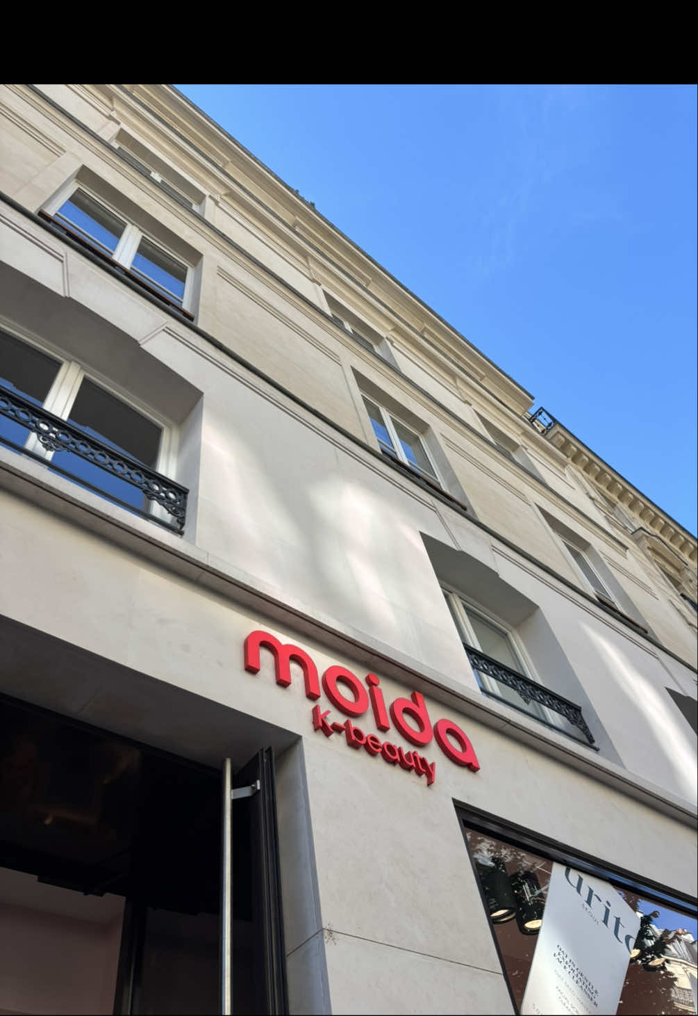 Exciting news for K-beauty lovers in Paris✨ @moida_fr is opening a brand new store on the Champs-Élysées on July 18, and it will be the largest K-beauty store in Europe🫪 Expect 2 floors dedicated to Korean beauty, 1200+ products and more than 110 brands💖 There will also be exclusive promotions during the opening, fun activities, and goodie bags for the first visitors, so make sure to arrive early 👀🎁 Who’s coming? ✨ #collaboration #Moida #Kbeauty #Moida_champselysées