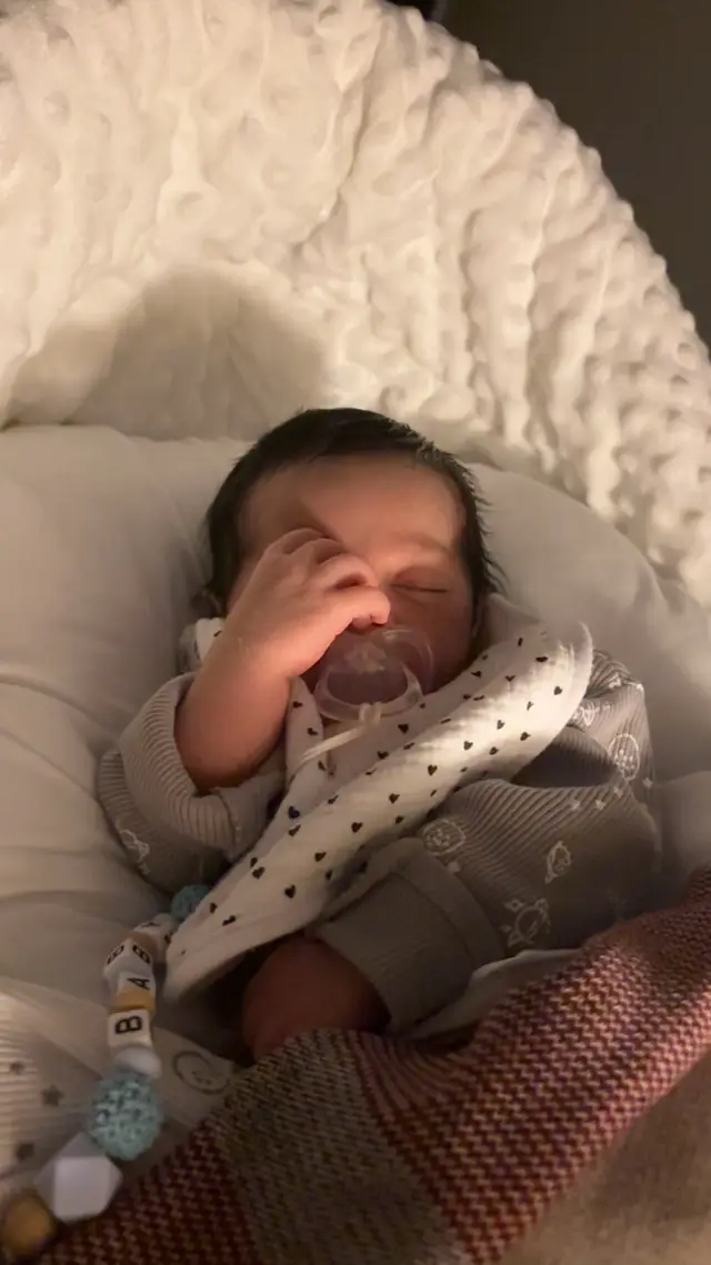اتوقع سلومي فاز بأكثر وضعيات نوم غريبه بسم الله عليه 😂#viral #explore #like #مالي_خلق_احط_هاشتاقات #لايك 