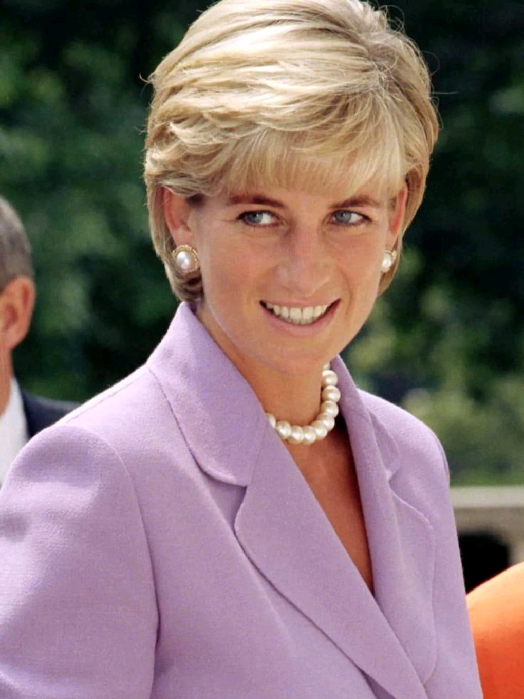 She was a Diva in 90s #thepeoplesprincess #queenofhearts #IconicPose #90sFashion #ladydiana 