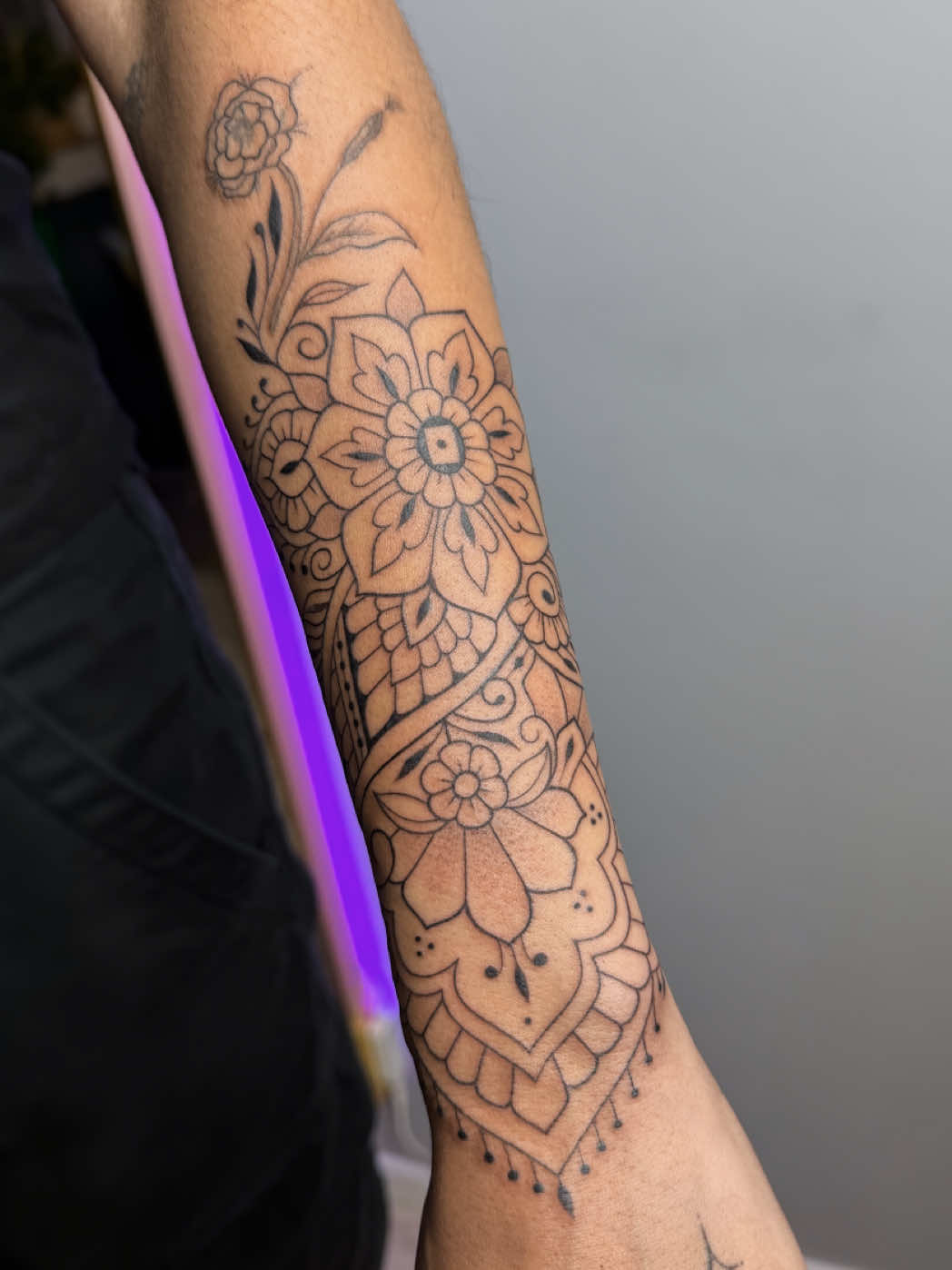 Bridal mehndi inspired forearm tattoo done over two sessions at my studio in San Francisco 🖤 #bayareatattoo #sftattoo #desitattoo #mehnditattoo #tattoos 