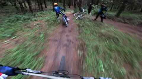 Yanasacha en el cotopaxi bike park una locura de pista y excelentes saltos 🔥#downhill #parati #life #foxracing #specialized 