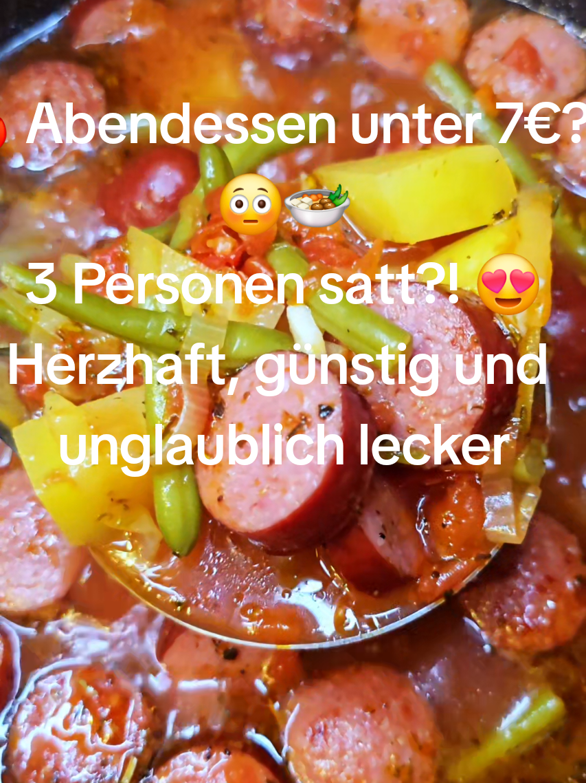 🔥 Abendessen unter 7€?! 😳🍲 3 Personen satt?! 😍 Herzhaft, günstig und unglaublich lecker! Perfekt für die ganze Familie! 👇 🛒 Zutaten (ca.-Angaben): 🌭 Kabanos – ca. 200 g – ca. 2,29 € 🧈 Butterschmalz – ca. 20 g – ca. 0,23 € 🧅 Lauch – ca. 140 g – ca. 0,56 € 🧄 Knoblauch – ca. 10 g – ca. 0,04 € 💧 Wasser – ca. 1 l 🍅 Gehackte Tomaten – ca. 400 g – ca. 1,00 € 🥔 Kartoffeln – ca. 550 g – ca. 0,86 € 🫘 Bohnen – ca. 180 g – ca. 0,55 € 🥕 Karotte – ca. 75 g – ca. 0,13 € ⚫ Pfeffer – ca. 0,01 € 🥣 Rinderbrühe – ca. 60 g – ca. 0,56 € 🌿 Kräuter der Provence – ca. 8 g – ca. 0,16 € 🌱 Bohnenkraut – ca. 2 g – ca. 0,11 € 👨‍🍳 Zubereitung: 1️⃣ Butterschmalz erhitzen. 2️⃣ Kabanos goldbraun anbraten. 🌭🔥 3️⃣ Karotten, Lauch, Knoblauch, Kartoffeln und Bohnen dazugeben und alles kurz mit anbraten. 🥕🧅🧄🥔🫘 4️⃣ Wasser, gehackte Tomaten, Rinderbrühe, Kräuter der Provence, Bohnenkraut sowie  Pfeffer hinzufügen. 🍅🥣🌿 5️⃣ Alles ca. 25 Minuten köcheln lassen – fertig! 😍🍲 💬 Würdest du dieses günstige Familienessen nachkochen? Schreib es in die Kommentare! 👇❤️ #abendessen #günstigkochen #einfacherezepte #FoodTok #schnellerezepte 