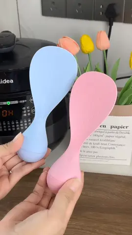 Muỗng xới cơm tự đứng thiết kế độc đáo, tiện lợi cho gian bếp. Bề mặt vân 3D chống dính giúp cơm không bám, dễ sử dụng và vệ sinh sau mỗi lần dùng. #muongxoicom#dungcunhabep#dogiadung#nhabepthongminh#tienichgiadinh