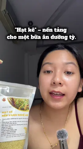 Hạt kê nếp là một loại ngũ cốc rất “hiền”, dễ ăn, dễ tiêu, nên hay được nhắc tới trong ăn uống dưỡng tỳ – dưỡng nền tảng bên trong 🌾 1️⃣ Dinh dưỡng có trong hạt kê nếp Hạt kê nếp tuy nhỏ nhưng khá đầy đặn về dưỡng chất: * Tinh bột chậm → cho năng lượng ổn định, ăn không bị nặng bụng * Chất xơ tự nhiên → hỗ trợ tiêu hóa nhẹ nhàng * Đạm thực vật → bổ sung protein nền, dễ hấp thu * Vitamin nhóm B (B1, B3, B6) → liên quan nhiều tới chuyển hóa năng lượng * Khoáng chất: sắt, magie, phốt pho → thường có trong các loại ngũ cốc nguyên hạt 👉 Điểm hay của kê là không quá “mạnh”, không gây cảm giác đầy trướng như một số loại đậu nếu ăn đúng cách. ⸻ 2️⃣ Công dụng của hạt kê với người dưỡng tỳ Trong ăn uống truyền thống, kê thường được xếp vào nhóm ngũ cốc ấm – nhẹ – dễ tiêu. Với người đang muốn dưỡng tỳ (ăn kém, dễ mệt, bụng yếu, hay đầy): * ✔️ Giúp bữa ăn “êm” hơn cho bụng * ✔️ Hợp với người ăn uống thất thường, cần ổn định lại nền ăn uống * ✔️ Dễ phối hợp với gạo, đậu gà, đậu xanh, rau củ * ✔️ Ăn đều sẽ thấy người nhẹ, không nặng bụng sau ăn Nhiều người ăn sáng bằng cháo kê hoặc cơm kê cảm thấy: no vừa đủ – không uể oải – không cồn cào giữa buổi ⸻ 3️⃣ Cách dùng hạt kê nếp cho người mới bắt đầu * 🔹 Nấu chung với gạo (tỉ lệ 1 phần kê : 3–4 phần gạo) * 🔹 Nấu cháo kê (có thể thêm bí đỏ, cà rốt, đậu gà) * 🔹 Cơm kê – đậu gà cho bữa trưa đủ chất mà không nặng bụng #kenepvang #depcungtram #duongtyvisausinh #duongtyvi