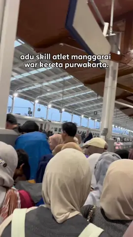 ongkosnya 4ribu dan taruhannya stamina. 🤣 #CapCut #purwakarta #walahar #keretaapiindonesia 