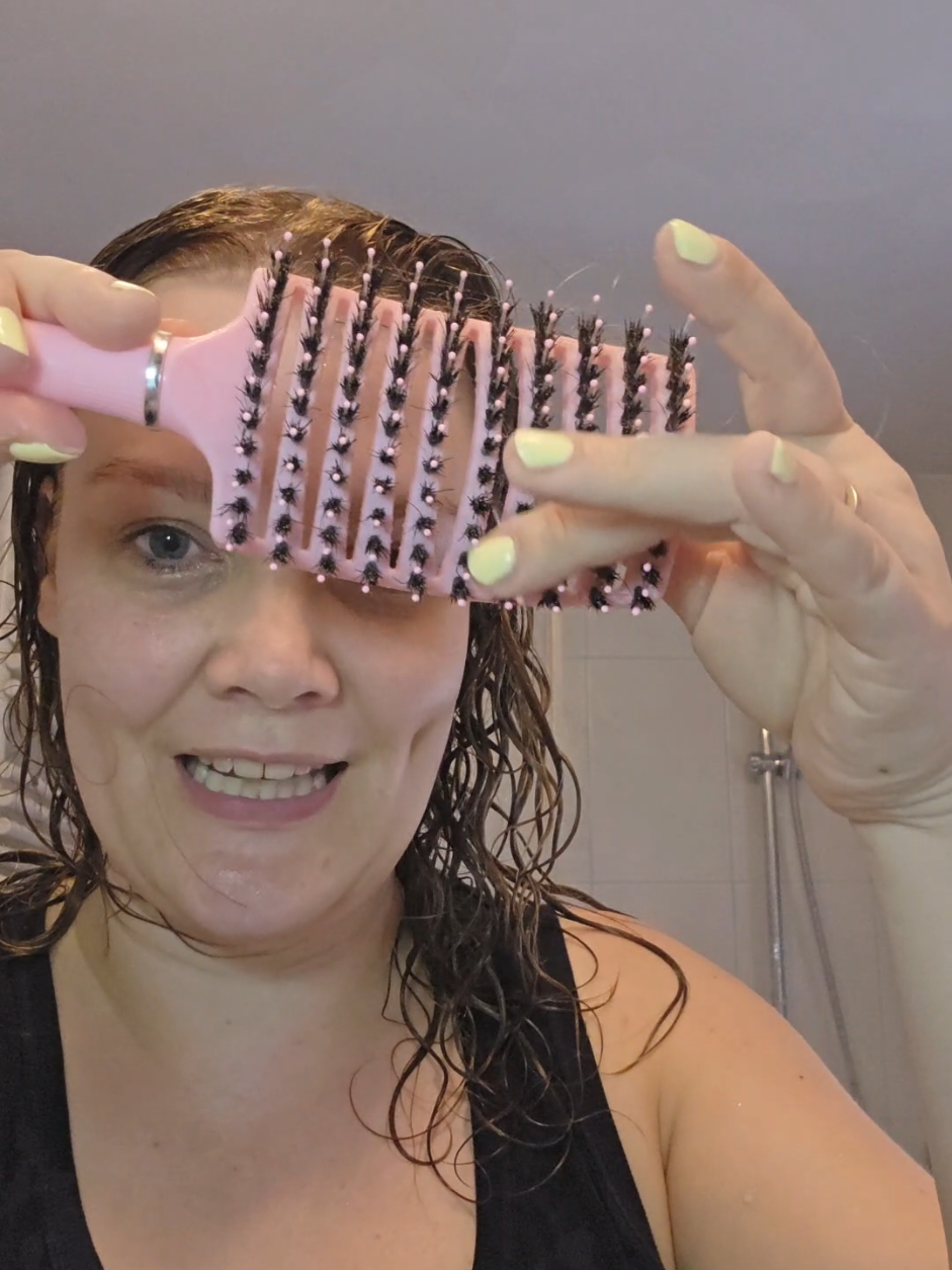 Stout! In mijn healthy hair journey hoort ook dat ik probeer me aan de haar regels te houden. Maar deze kan ik echt niet aan wennen, dus ik blijf borstelen.