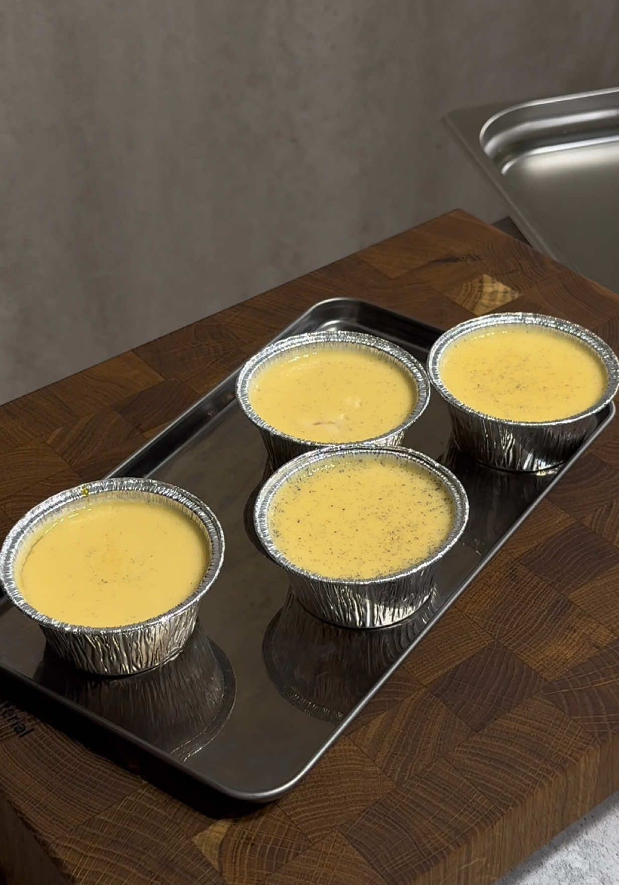 Рецепт флана 🍮 Раскладка  на 4 порций по 100 г Карамель: Сахар - 50 г Вода - 12 г Флан: Сгущенное молоко 161 г Молоко 3,2% - 142 г Яйцо C1 - 81 г Желток - 16 г Ваниль - по вкусу Щепотка соли 1. В сотейнике соединяем сахар с водой и на среднем огне варим до карамельного оттенка, и сразу переливаем в форму. 2. В миске объединяем сгущенное молоко, молоко, яйца, желток, ваниль и соль. Аккуратно перемешиваем венчиком, не взбивая. 3. Процеживаем массу через мелкое сито. 4. Переливаем смесь в форму поверх карамели, заполняя ее примерно на 90% 5. Ставим форму в глубокий противень, наливаем горячую воду до 2/3 высоты форм и выпекаем при 150°C около 50-60 минут. Центр готового флана должен слегка подрагивать 6. Полностью остужаем при комнатной температуре, затем убираем в холодильник минимум на 8 часов, а лучше на сутки. 7. Аккуратно проводим ножом по краям формы, переворачиваем флан на тарелку и подаем. #Recipe #flan #desserts #EasyRecipe #cooking 