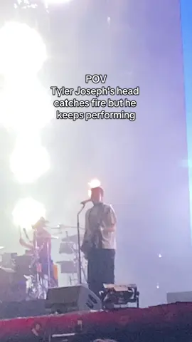 he’s a professional ! #twentyonepilots #tylerjoseph #joshdun #tøp #breachtour @twenty one pilots 