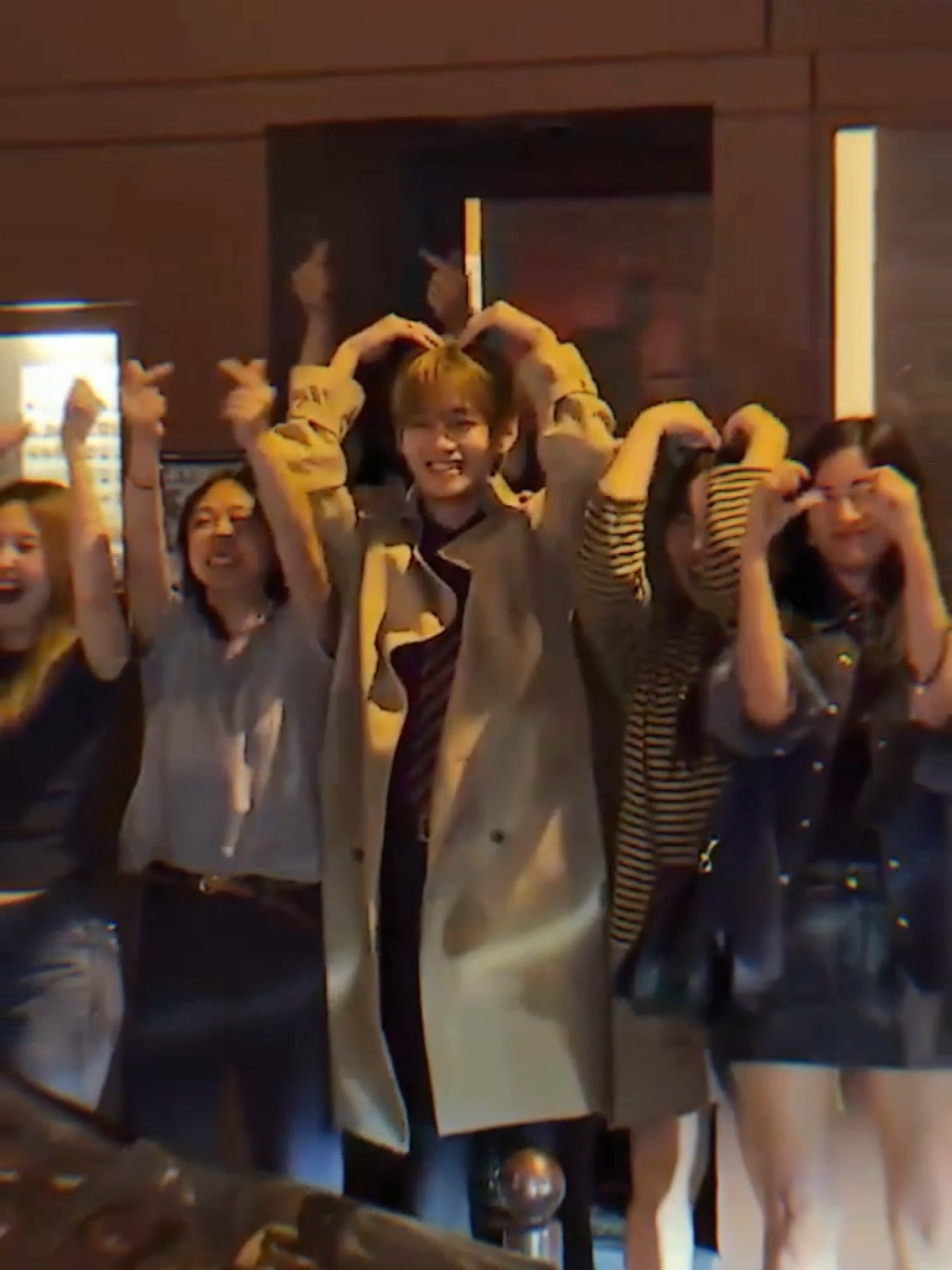 gemesh taehyung bareng staff bikin heart depan army 🤏😭 mana dirangkul lagi 😭 #CapCut #taehyung 