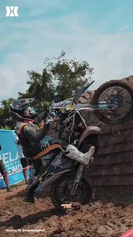 🇮🇩 Indonesia juga punya event Hard Enduro bertaraf internasional! Hiu Selatan Hard Enduro di Cilacap, Jawa Tengah, sudah menjadi salah satu event yang dinanti para pecinta Hard Enduro. Bukan hanya rider Indonesia, deretan nama besar dunia seperti Graham Jarvis, Theodor Kabakchiev, Mario Roman, Trystan Hart, hingga lima kali juara Erzbergrodeo Manuel Lettenbichler juga pernah merasakan ganasnya trek Hiu Selatan. Akhir pekan ini, Hiu Selatan Hard Enduro kembali hadir dengan tantangan yang lebih ekstrem dan persaingan yang semakin panas. 🔥 Menurut kamu, siapa yang bakal menjadi juara Hiu Selatan Hard Enduro tahun ini? Rider Indonesia atau rider internasional? Tulis prediksimu di kolom komentar! SC : @bandungtrail_ @racingzoneid_ @hiuselatanhardenduro #VMX #HiuSelatanHardEnduro #HardEnduro #EnduroIndonesia #OffroadIndonesia